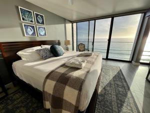 Postel nebo postele na pokoji v ubytování Ocean View Luxury Condo Oceanfront and Pool