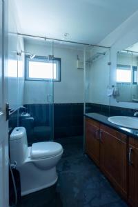 uma casa de banho com um WC e um lavatório em lynfields leisure em Ooty