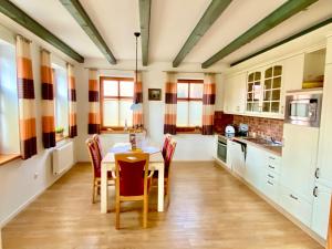 - une cuisine avec une table à manger et des chaises dans l'établissement Bummert am Hafen 3 Greetsiel, à Krummhörn
