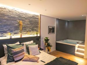 Tresserves的住宿－L'Edelweiss du Lac，一间卧室配有一张床和一个窗户内的浴缸