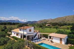 una vista aérea de una casa con piscina en Villa Oliver, en Pollensa