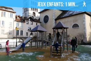 Le Carnot - MyCosyApart, Duplex Cœur de Ville et Lac, climatisé的儿童游玩区
