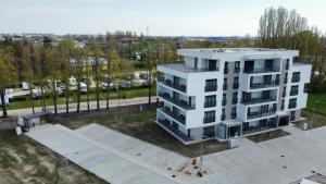 einen Blick über ein weißes Apartmenthaus in der Unterkunft Rivapark in Dunajská Streda