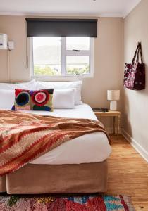 - une chambre avec un grand lit et une fenêtre dans l'établissement THE BIG - Luxury Backpackers, au Cap