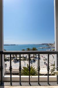 een balkon met uitzicht op het strand bij B&B Skyfall in Split