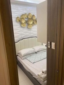 Cette chambre comprend un lit avec des assiettes et des serviettes. dans l'établissement Coast Residence 4026 PENTHOUSE 1 Bedroom Condo with Wifi & Netflix, à Manille
