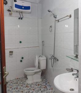 een badkamer met een toilet en een wastafel bij You hour homestay in Sa Pa