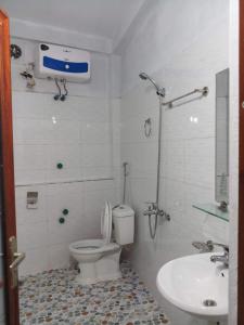 een badkamer met een toilet en een wastafel bij You hour homestay in Sa Pa
