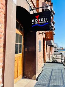 una señal para un ascensor de hotel en el lateral de un edificio en Hotell Alderholmen, en Gävle