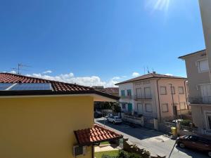 リド・ディ・カマイオーレにあるVilla Sophia Mare 1の建物のバルコニーからの眺め