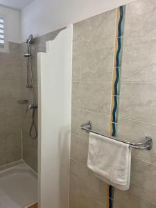 Vannas istaba naktsmītnē Appart avec piscine et vue mer - TAC