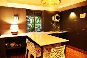 a kitchen with a counter and a table and chairs at Villa Pont Bleu in Canacona