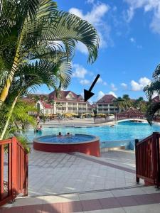 Peldbaseins naktsmītnē Appart avec piscine et vue mer - TAC vai tās tuvumā
