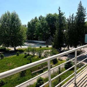 un parque con un banco junto a un río en TOURIST HOTEL en Shymkent