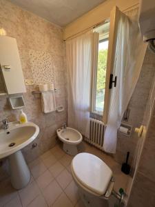 リド・ディ・カマイオーレにあるVilla Sophia Mare 1のバスルーム(トイレ、洗面台付)、窓が備わります。