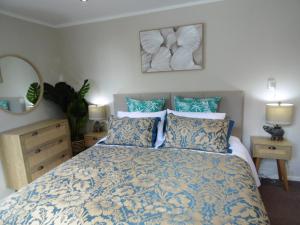 una camera da letto con letto e lenzuola e cuscini blu e bianchi di Cambridge Bed & Breakfast a Cambridge