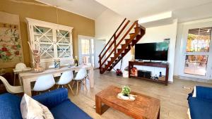 een woonkamer met een blauwe bank en een tafel bij Villa Arcipelago in Cefalù