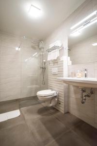 łazienka z toaletą i umywalką w obiekcie Hotel Prebold w mieście Prebold