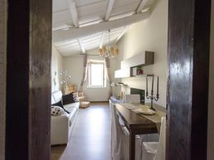 Il comprend une cuisine et un salon avec une table et un canapé. dans l'établissement Casa Della Torre In Borgo Medievale, à Stroncone