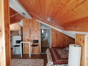 ein Schlafzimmer mit einem Bett und zwei Stühlen in einem Zimmer in der Unterkunft Green Loft Apartment-Rose in Sliven