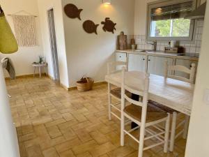 Kuchyňa alebo kuchynka v ubytovaní Apartamentos Lu, Playa de Pals