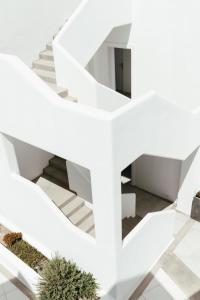 カマリにあるCasa Vitae Suitesの白螺旋階段