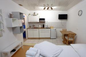 Kuchyň nebo kuchyňský kout v ubytování Bernard Coastal Getaway Apartment