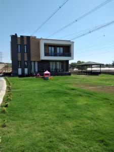 een groot gebouw met een grasveld ervoor bij Sakın bir ortamda 3 odalı villa in Antalya