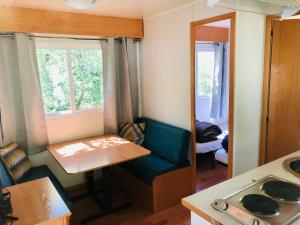 una pequeña cocina con mesa y comedor en Camping Aigües Braves, en Llavorsí