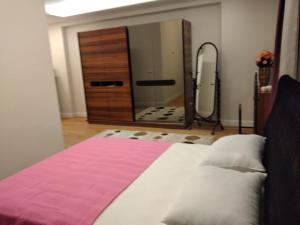 Sakın bir ortamda 3 odalı villa في أنطاليا: غرفة نوم بسرير ومرآة كبيرة