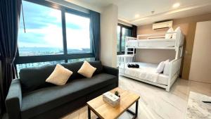 uma sala de estar com um sofá e um beliche em B301 Seaview three Beds, two baths At Ao Nang Beach em Praia de Ao Nang