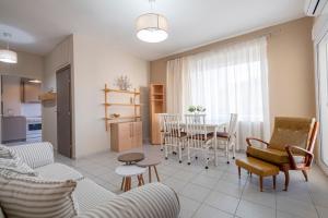 un soggiorno con divano e tavolo di Antonia Apartment by RentalsPro- Nea Moudania Halkidiki a Nea Moudania