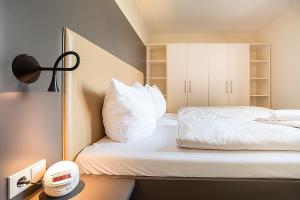1 Schlafzimmer mit 2 Betten und einem Schreibtisch mit einer Lampe in der Unterkunft Resort Deichgraf Resort Deichgraf 31-01 in Wremen