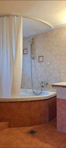 y baño con bañera y ducha. en FG Home Rental, en Xanthi