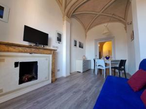 Televízia a/alebo spoločenská miestnosť v ubytovaní Alloggio ristrutturato a 50 metri da Piazza del Campo