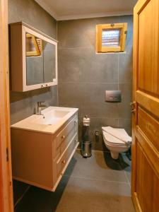 łazienka z umywalką i toaletą w obiekcie Pine Valley Hotel Oludeniz w Ölüdeniz