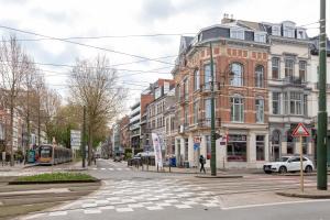 une rue de la ville avec un tramway dans une rue dans l'établissement Sweet Inn - Churchill, à Bruxelles