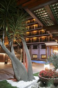 una escultura de dos palmeras en un edificio en Hotel La Carolina en Lloret de Mar