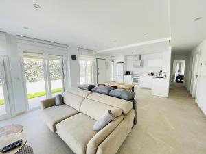 a living room with a couch and a kitchen at 3084 Res MAUI II in Orihuela