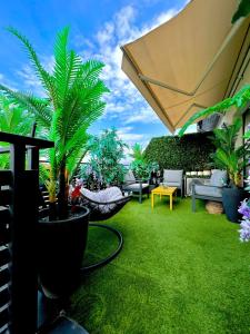 a garden with a hammock and plants and an umbrella at Tessa Apartment in Floreşti