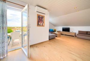 Televízia a/alebo spoločenská miestnosť v ubytovaní Apartment Mladen