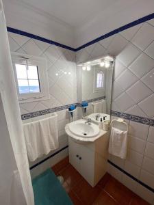 a bathroom with a sink and a mirror at Cosy twin beds La Baja in Santa Cruz de Tenerife