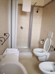 een badkamer met een toilet, een wastafel en een douche bij Da Alduccio in Vico del Gargano