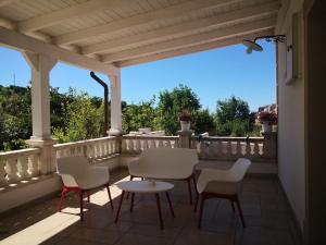 Un patio con sillas y una mesa en el balcón. en Da Alduccio, en Vico del Gargano