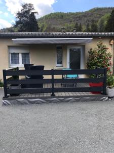 a picnic table in front of a house at Le Refuge d'Helix in Viviez