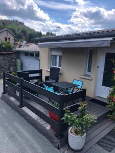 een terras met stoelen en een tafel op een huis bij Le Refuge d'Helix in Viviez