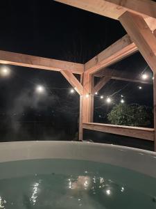 een hot tub in een achtertuin 's nachts bij de Zuiderstolp in Zuidermeer