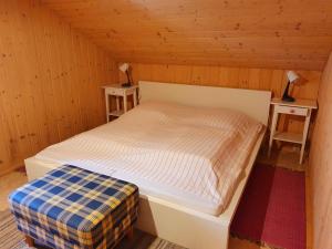 a small bedroom with a bed and two night stands at Ferienhaus "Seelöwe Baabe" in Baabe