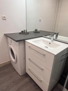 a bathroom with a washing machine and a sink at Vivez la Marina - Plage - Port de plaisance in Le Havre