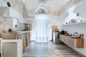 a kitchen with white walls and a ceiling at Casa Anmori in Ostuni